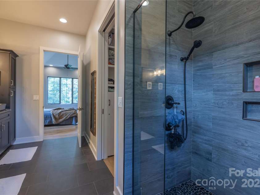 65 Wandering Oaks Way, Asheville, NC 28805.  MLS# CAR4267136, YatesRealty ID 26255. 