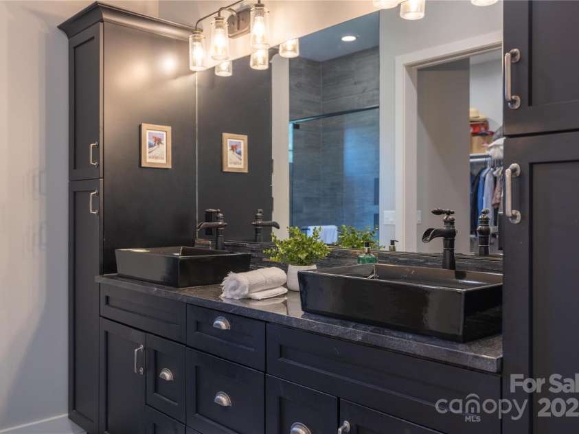 65 Wandering Oaks Way, Asheville, NC 28805.  MLS# CAR4267136, YatesRealty ID 26255. Primary en-suite bathroom