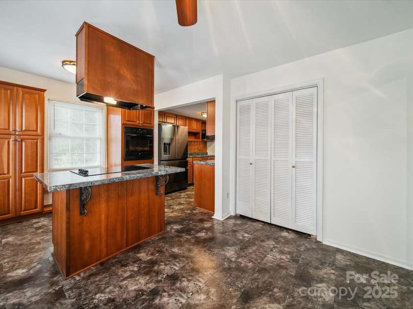 8436 Knights Bridge Road, Charlotte, NC 28210.  MLS# CAR4280669, YatesRealty ID 26264. 