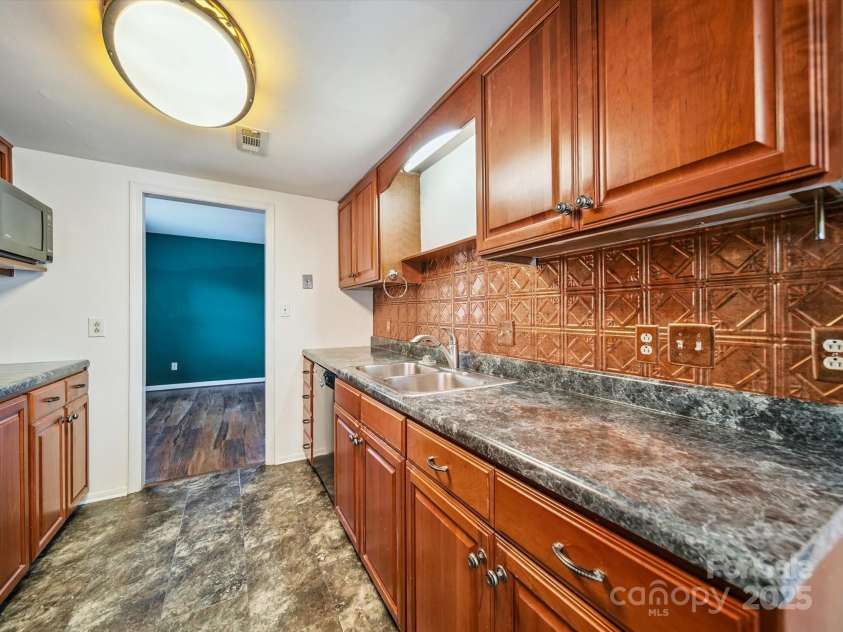 8436 Knights Bridge Road, Charlotte, NC 28210.  MLS# CAR4280669, YatesRealty ID 26264. 