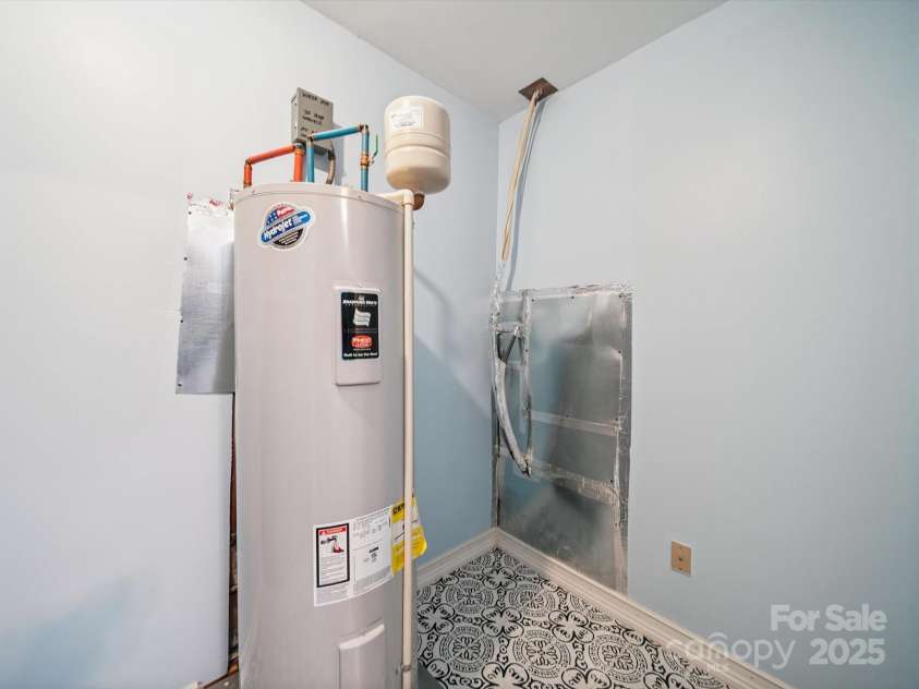 8436 Knights Bridge Road, Charlotte, NC 28210.  MLS# CAR4280669, YatesRealty ID 26264. 