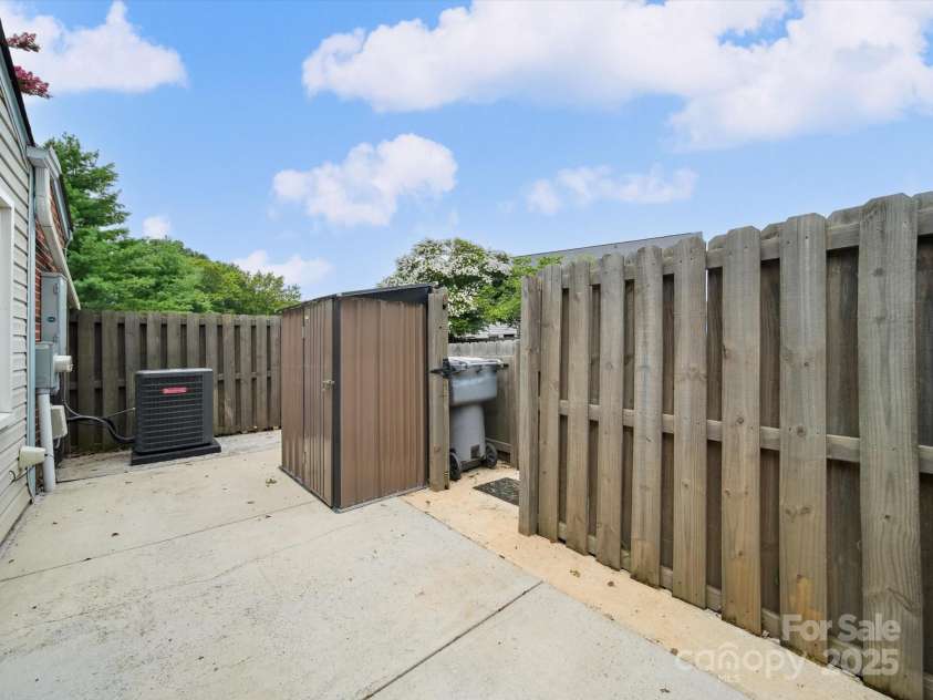8436 Knights Bridge Road, Charlotte, NC 28210.  MLS# CAR4280669, YatesRealty ID 26264. 