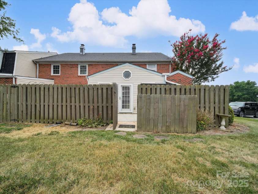 8436 Knights Bridge Road, Charlotte, NC 28210.  MLS# CAR4280669, YatesRealty ID 26264. 