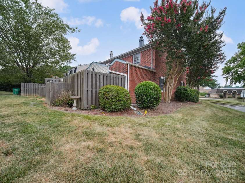 8436 Knights Bridge Road, Charlotte, NC 28210.  MLS# CAR4280669, YatesRealty ID 26264. 