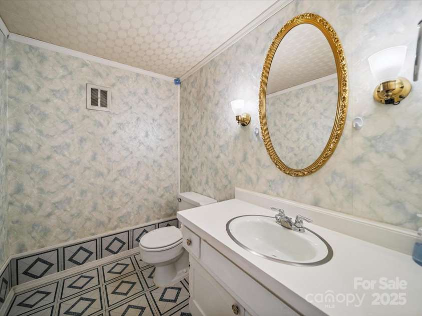8436 Knights Bridge Road, Charlotte, NC 28210.  MLS# CAR4280669, YatesRealty ID 26264. Half Bath Down