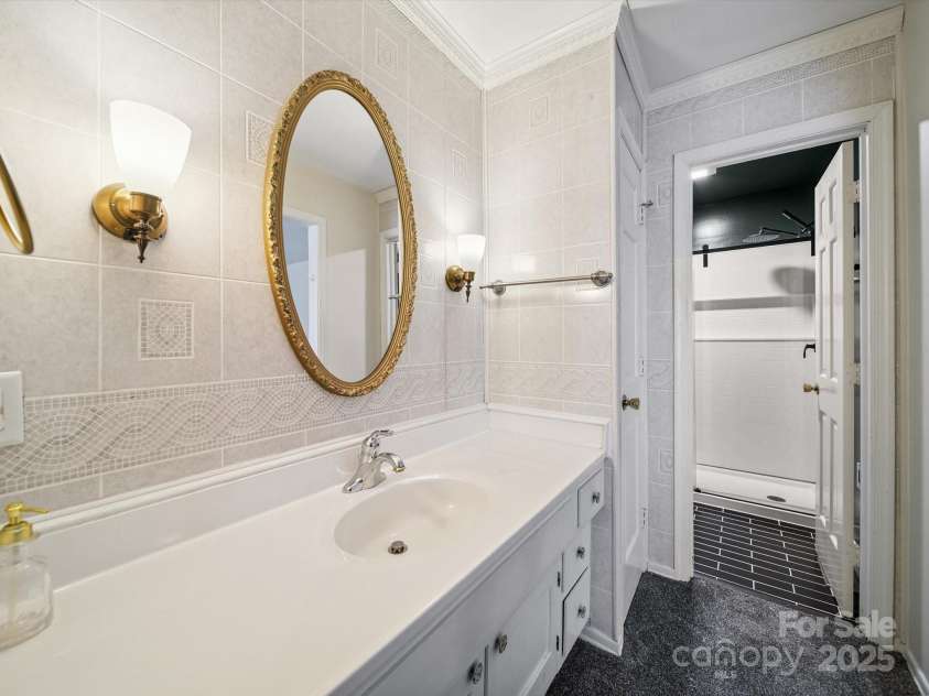 8436 Knights Bridge Road, Charlotte, NC 28210.  MLS# CAR4280669, YatesRealty ID 26264. Primary Bath