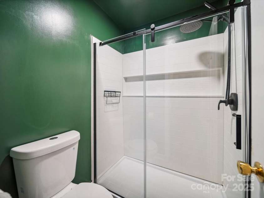 8436 Knights Bridge Road, Charlotte, NC 28210.  MLS# CAR4280669, YatesRealty ID 26264. Primary Bath