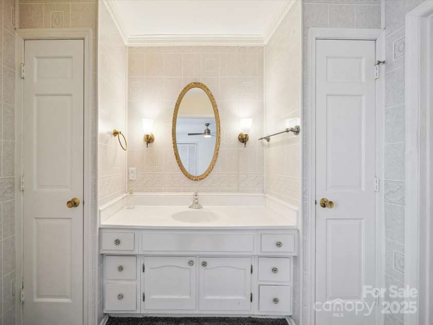 8436 Knights Bridge Road, Charlotte, NC 28210.  MLS# CAR4280669, YatesRealty ID 26264. Primary Bathroom
