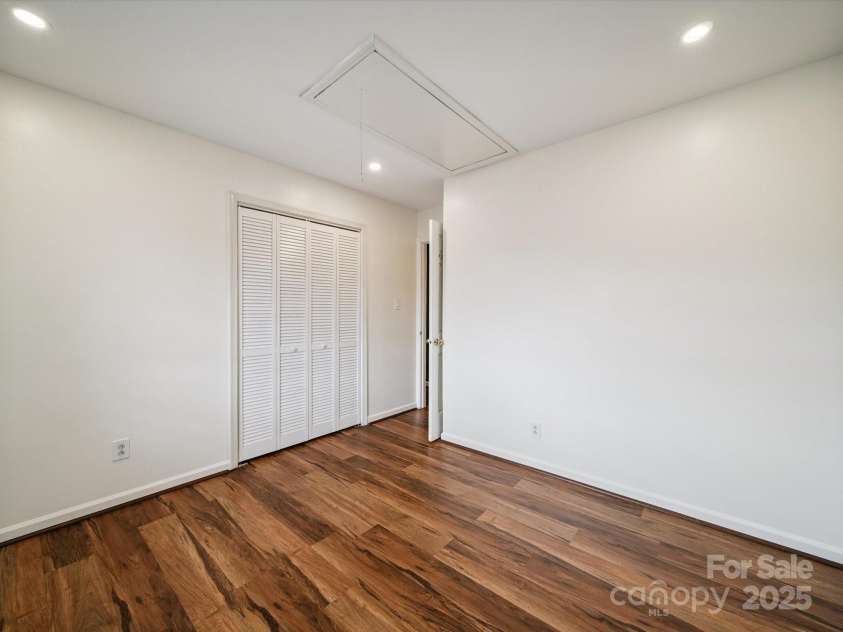 8436 Knights Bridge Road, Charlotte, NC 28210.  MLS# CAR4280669, YatesRealty ID 26264. Secondary Bedroom