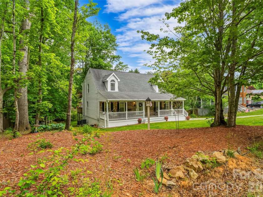 808 Lakey Gap Road, Black Mountain, NC 28711.  MLS# CAR4377465, YatesRealty ID 26269. 