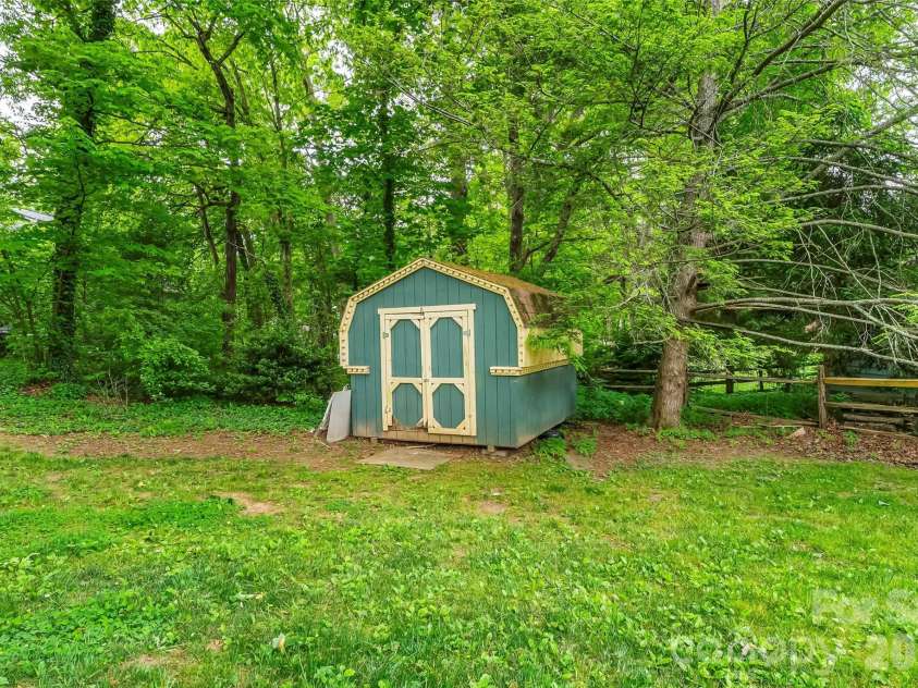 808 Lakey Gap Road, Black Mountain, NC 28711.  MLS# CAR4377465, YatesRealty ID 26269. 