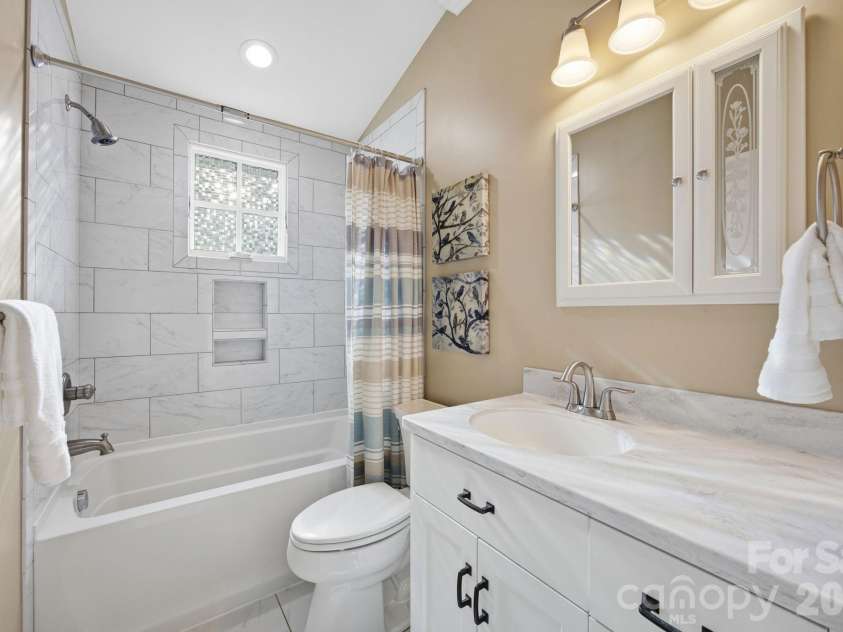 625 James Alexander Way, Davidson, NC 28036.  MLS# CAR4369988, YatesRealty ID 26272. 