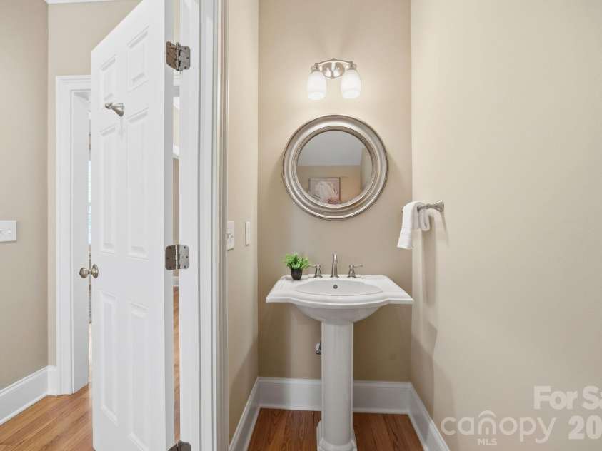 625 James Alexander Way, Davidson, NC 28036.  MLS# CAR4369988, YatesRealty ID 26272. Powder Room