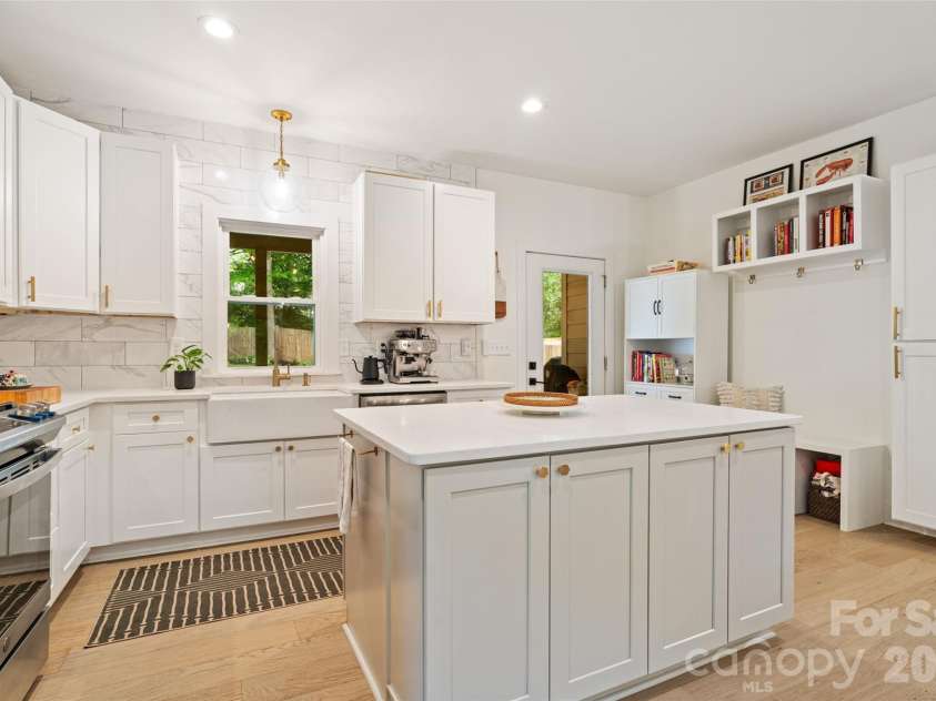 1900 Arnold Drive, Charlotte, NC 28205.  MLS# CAR4384281, YatesRealty ID 26274. 