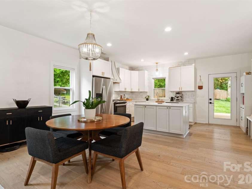 1900 Arnold Drive, Charlotte, NC 28205.  MLS# CAR4384281, YatesRealty ID 26274. 