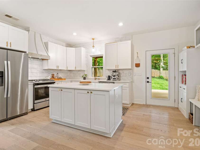 1900 Arnold Drive, Charlotte, NC 28205.  MLS# CAR4384281, YatesRealty ID 26274. 
