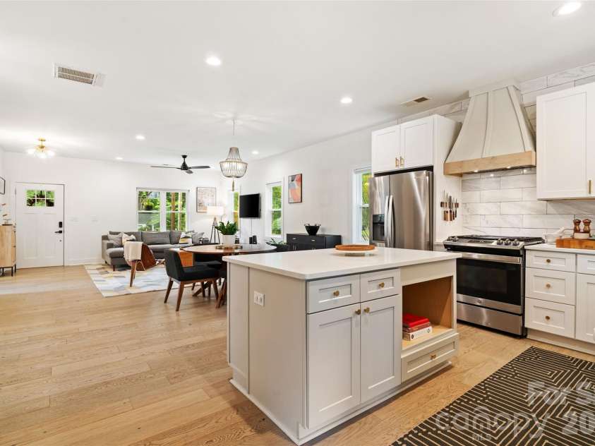 1900 Arnold Drive, Charlotte, NC 28205.  MLS# CAR4384281, YatesRealty ID 26274. 