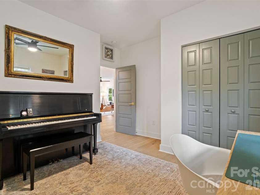 1900 Arnold Drive, Charlotte, NC 28205.  MLS# CAR4384281, YatesRealty ID 26274. 