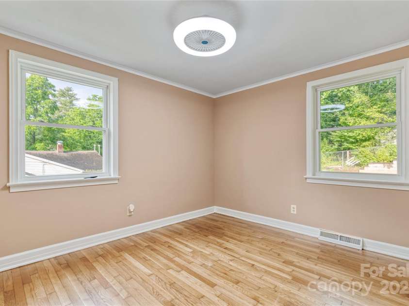 1523 Dawnview Drive, Hendersonville, NC 28791.  MLS# CAR4268106, YatesRealty ID 26275. 2nd bedroom