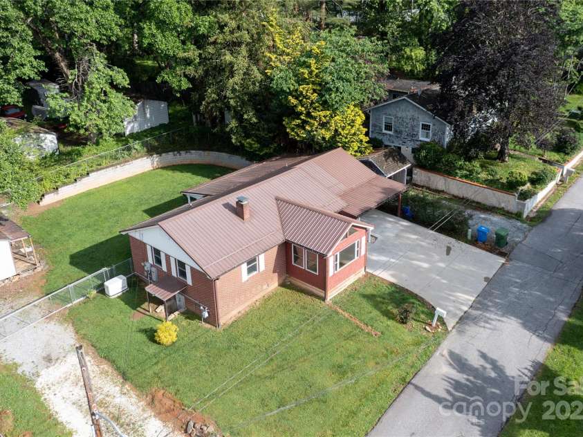 1523 Dawnview Drive, Hendersonville, NC 28791.  MLS# CAR4268106, YatesRealty ID 26275. 