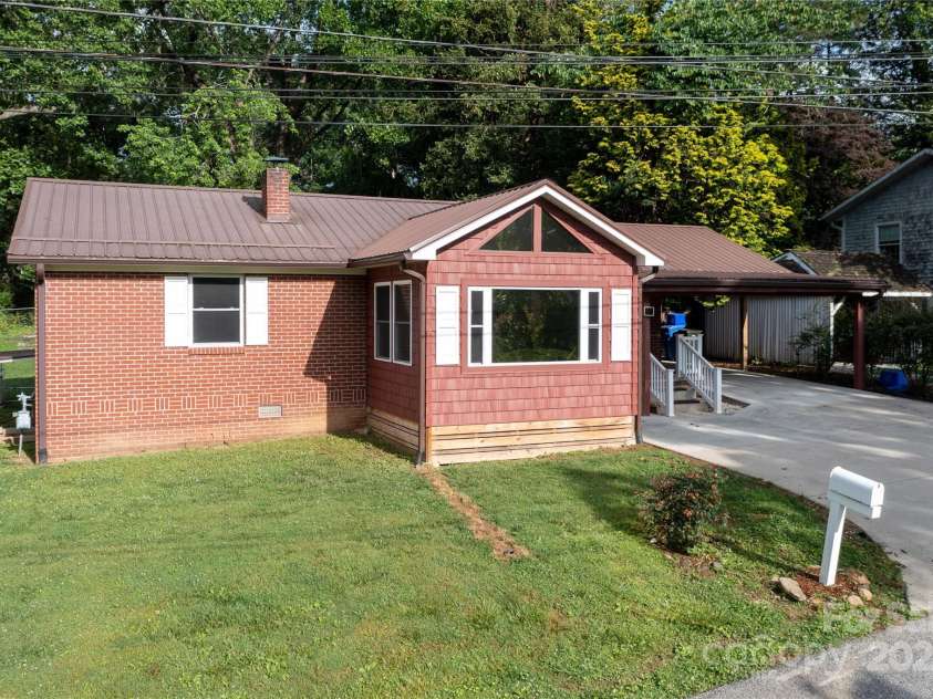 1523 Dawnview Drive, Hendersonville, NC 28791.  MLS# CAR4268106, YatesRealty ID 26275. 