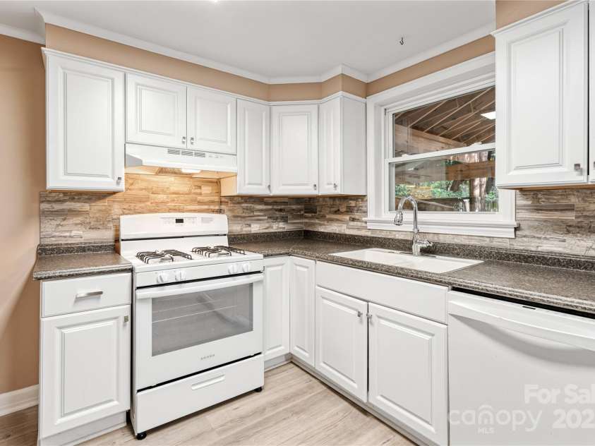 1523 Dawnview Drive, Hendersonville, NC 28791.  MLS# CAR4268106, YatesRealty ID 26275. 