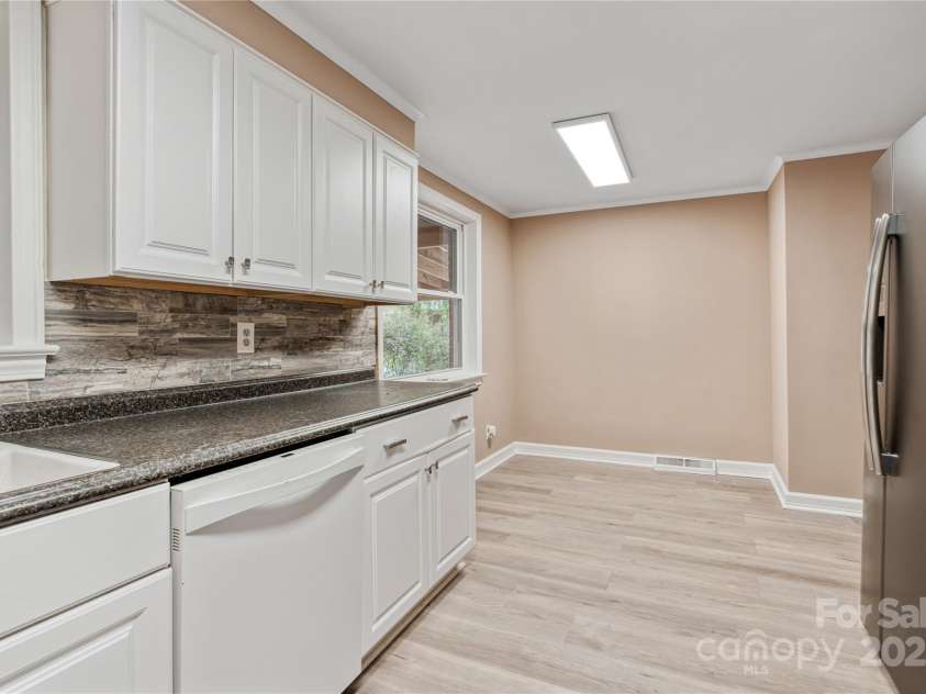 1523 Dawnview Drive, Hendersonville, NC 28791.  MLS# CAR4268106, YatesRealty ID 26275. 