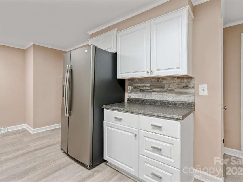 1523 Dawnview Drive, Hendersonville, NC 28791.  MLS# CAR4268106, YatesRealty ID 26275. 