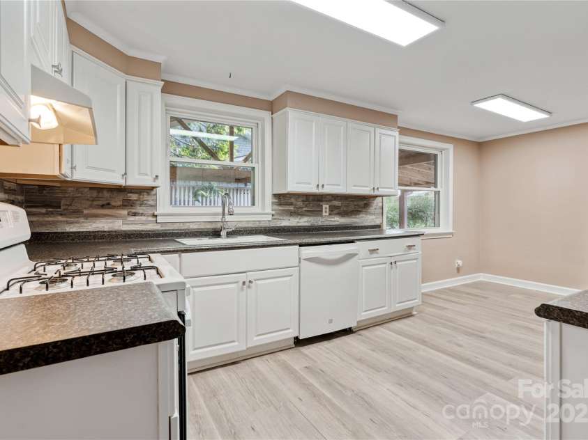 1523 Dawnview Drive, Hendersonville, NC 28791.  MLS# CAR4268106, YatesRealty ID 26275. 