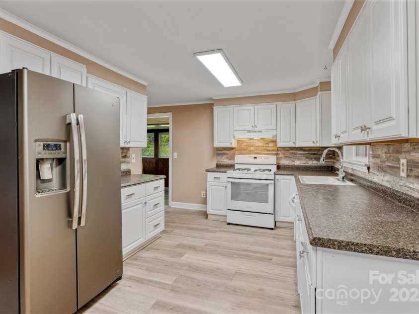 1523 Dawnview Drive, Hendersonville, NC 28791.  MLS# CAR4268106, YatesRealty ID 26275. 