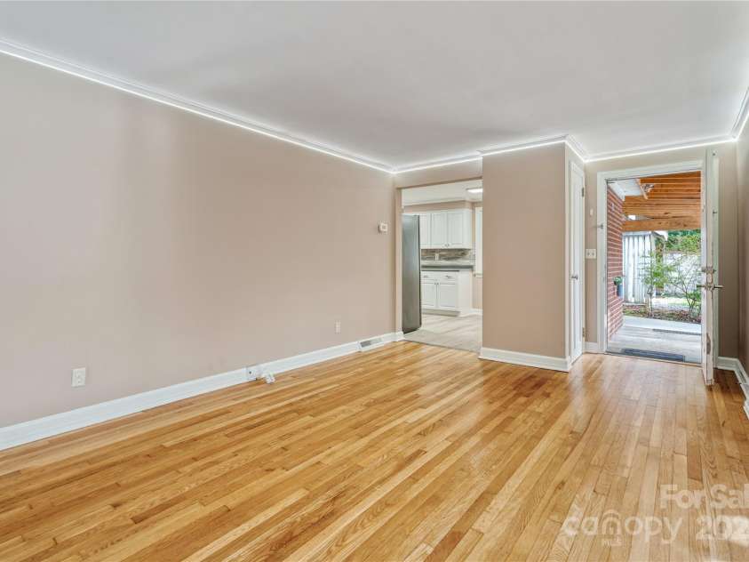 1523 Dawnview Drive, Hendersonville, NC 28791.  MLS# CAR4268106, YatesRealty ID 26275. 