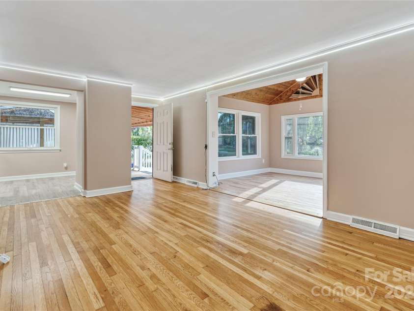 1523 Dawnview Drive, Hendersonville, NC 28791.  MLS# CAR4268106, YatesRealty ID 26275. 