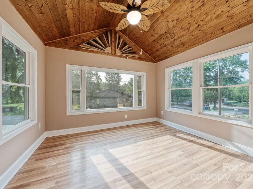 1523 Dawnview Drive, Hendersonville, NC 28791.  MLS# CAR4268106, YatesRealty ID 26275. 