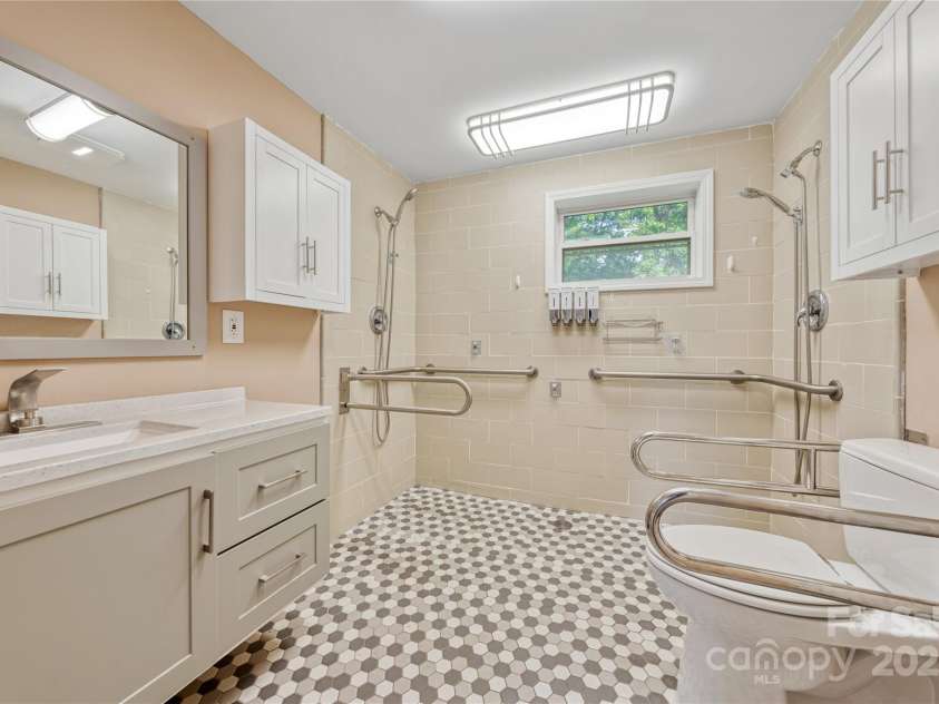 1523 Dawnview Drive, Hendersonville, NC 28791.  MLS# CAR4268106, YatesRealty ID 26275. 