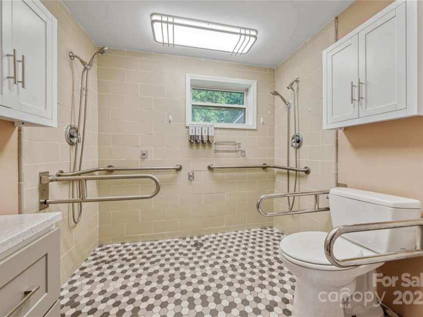 1523 Dawnview Drive, Hendersonville, NC 28791.  MLS# CAR4268106, YatesRealty ID 26275. 