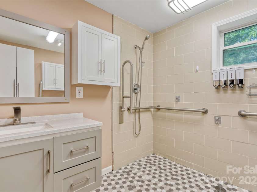 1523 Dawnview Drive, Hendersonville, NC 28791.  MLS# CAR4268106, YatesRealty ID 26275. 