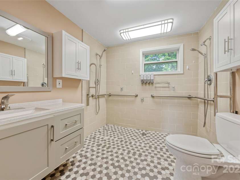 1523 Dawnview Drive, Hendersonville, NC 28791.  MLS# CAR4268106, YatesRealty ID 26275. 