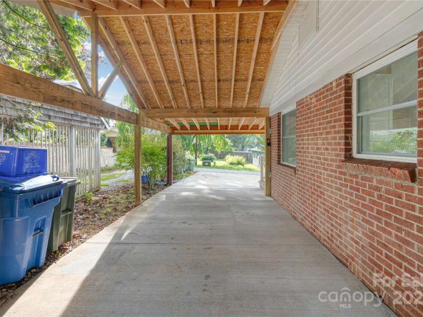 1523 Dawnview Drive, Hendersonville, NC 28791.  MLS# CAR4268106, YatesRealty ID 26275. 