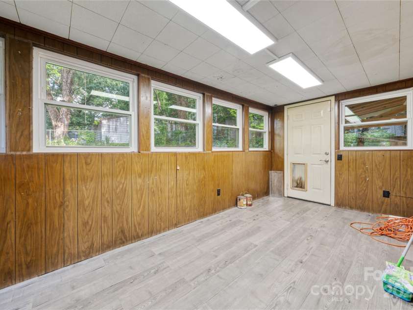 1523 Dawnview Drive, Hendersonville, NC 28791.  MLS# CAR4268106, YatesRealty ID 26275. 