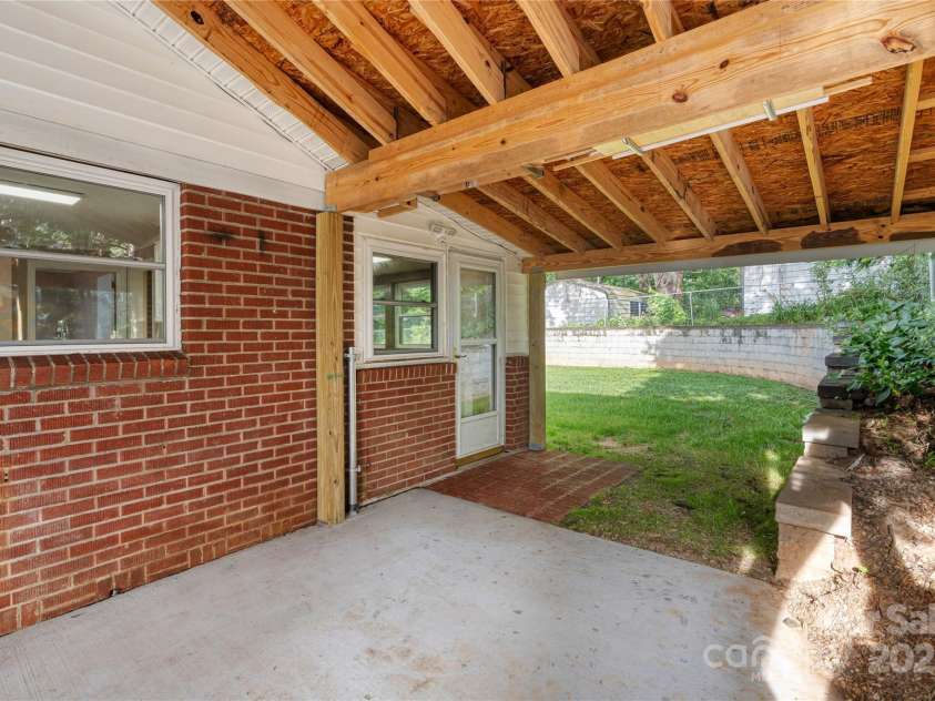 1523 Dawnview Drive, Hendersonville, NC 28791.  MLS# CAR4268106, YatesRealty ID 26275. 
