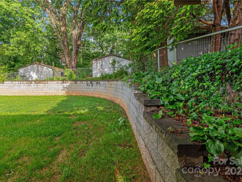 1523 Dawnview Drive, Hendersonville, NC 28791.  MLS# CAR4268106, YatesRealty ID 26275. 