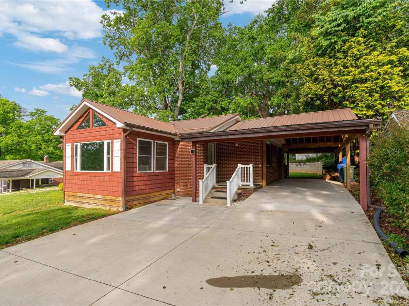 1523 Dawnview Drive, Hendersonville, NC 28791.  MLS# CAR4268106, YatesRealty ID 26275. 