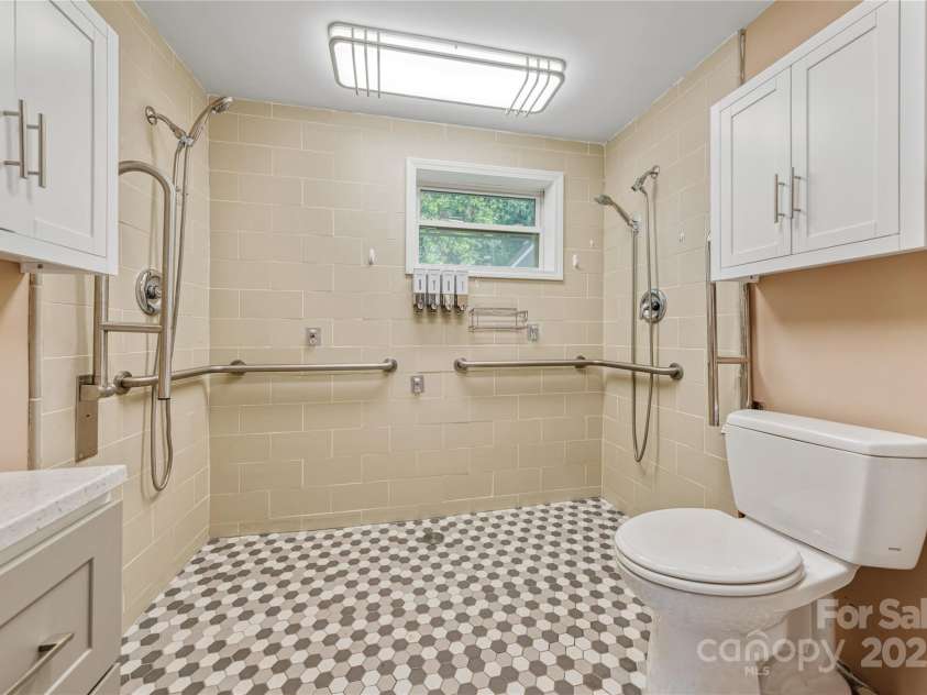 1523 Dawnview Drive, Hendersonville, NC 28791.  MLS# CAR4268106, YatesRealty ID 26275. 