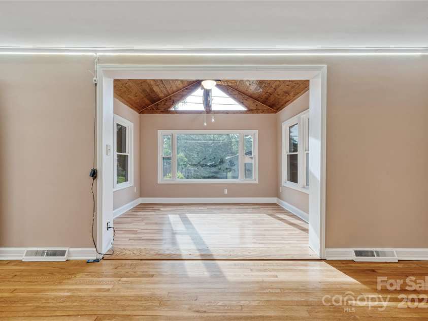 1523 Dawnview Drive, Hendersonville, NC 28791.  MLS# CAR4268106, YatesRealty ID 26275. 