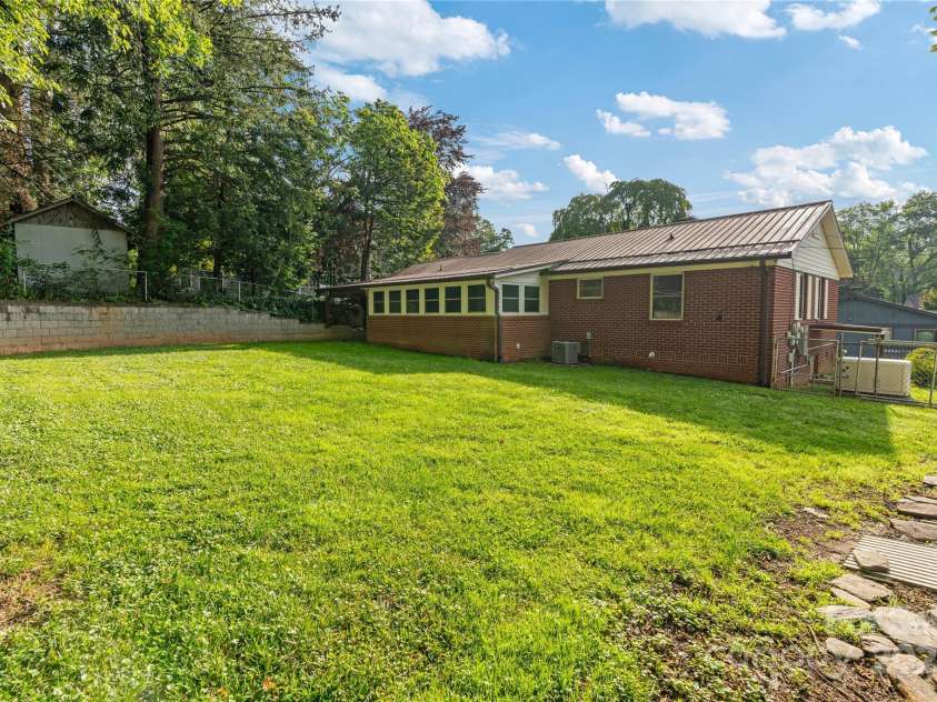 1523 Dawnview Drive, Hendersonville, NC 28791.  MLS# CAR4268106, YatesRealty ID 26275. 