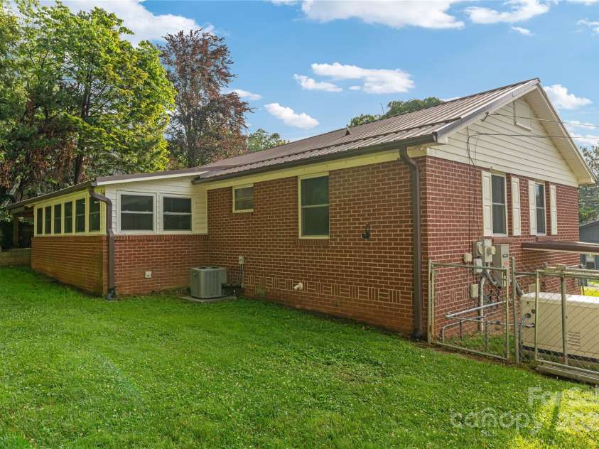 1523 Dawnview Drive, Hendersonville, NC 28791.  MLS# CAR4268106, YatesRealty ID 26275. 