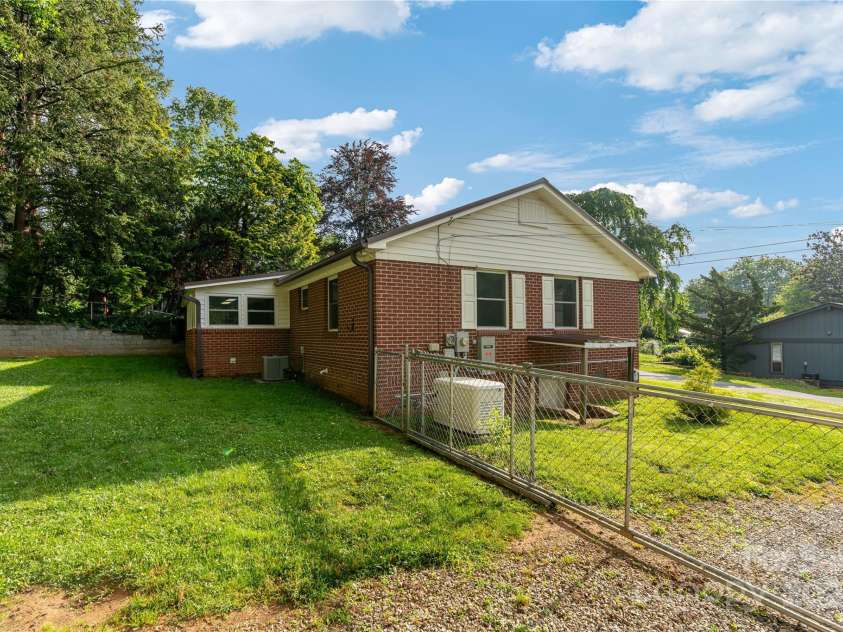 1523 Dawnview Drive, Hendersonville, NC 28791.  MLS# CAR4268106, YatesRealty ID 26275. 