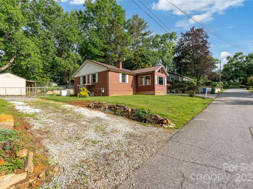 1523 Dawnview Drive, Hendersonville, NC 28791.  MLS# CAR4268106, YatesRealty ID 26275. 