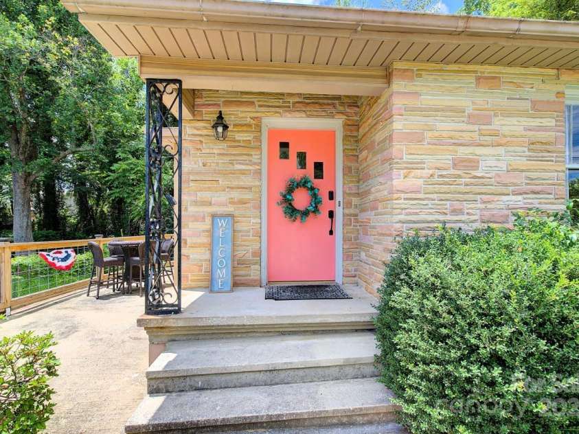 207 Buncombe Street, Hendersonville, NC 28739.  MLS# CAR4274588, YatesRealty ID 26277. 