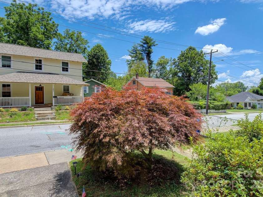 207 Buncombe Street, Hendersonville, NC 28739.  MLS# CAR4274588, YatesRealty ID 26277. 
